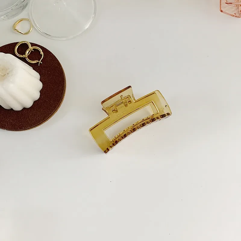 Agarre de pelo grande para hermana pequeña