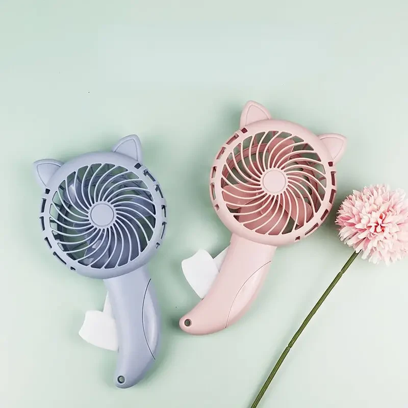 Lindo ventilador de mano de dibujos animados