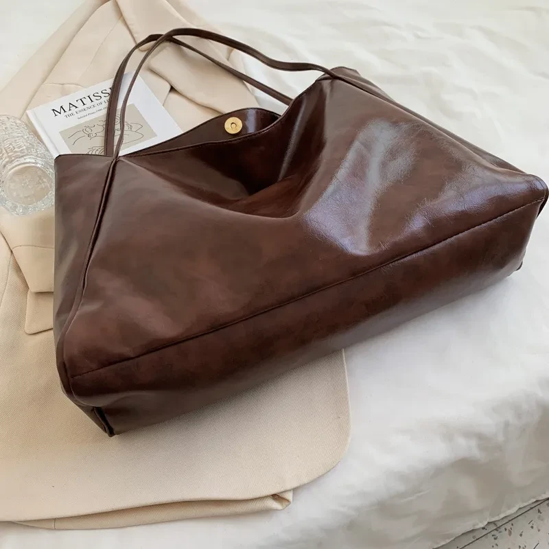 Bolso nuevo de otoño e invierno japonés y coreano, bolso de hombro de cuero suave de gran capacidad, bolso informal retro.