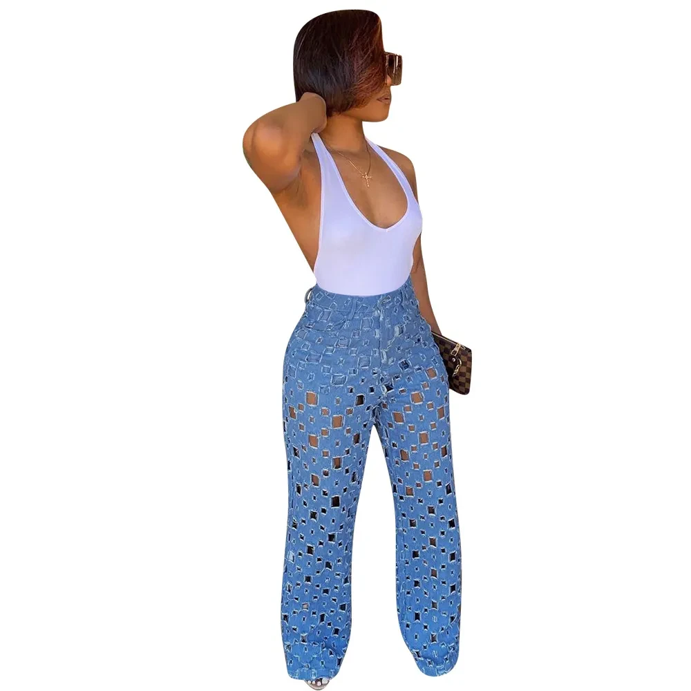 Los pantalones anchos y calados son un éxito de ventas en jeans rotos