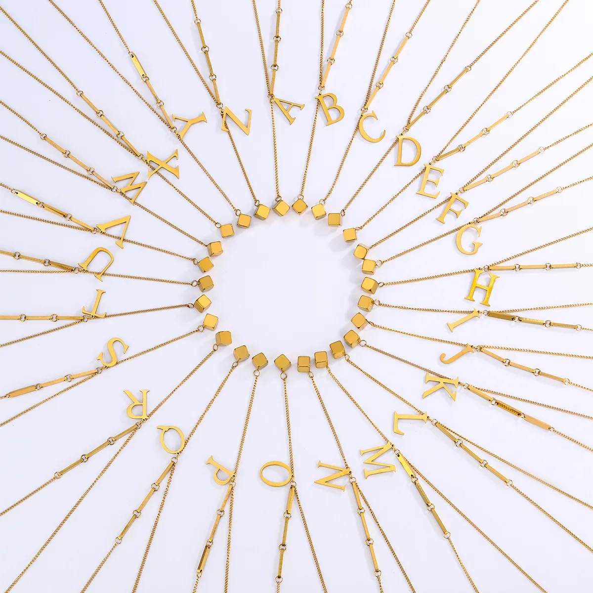 Collar con colgante cuadrado de 26 letras y borla de acero de titanio sencillo de moda