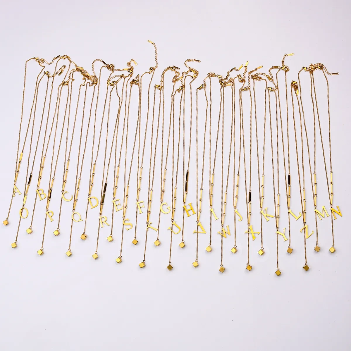 Collar con colgante cuadrado de 26 letras y borla de acero de titanio sencillo de moda