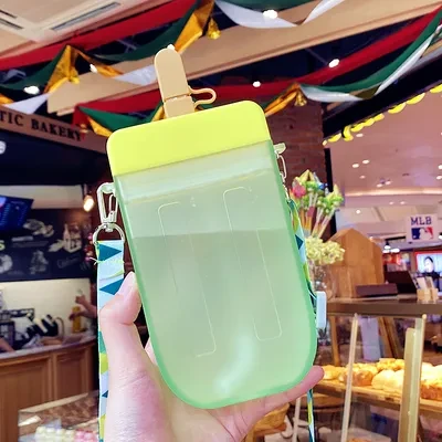 Vaso de agua de plástico con forma de paleta