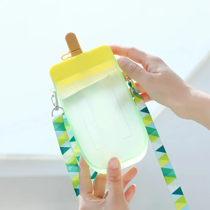 Vaso de agua de plástico con forma de paleta