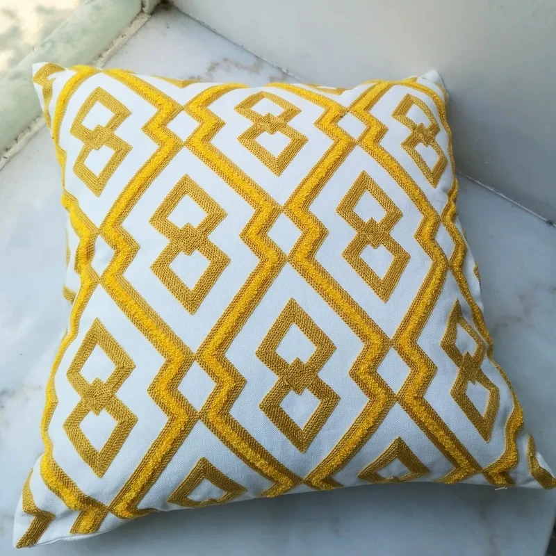 Almohada de noche bordada