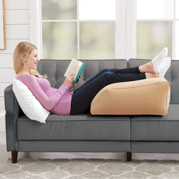 Almohada inflable de viaje para las piernas