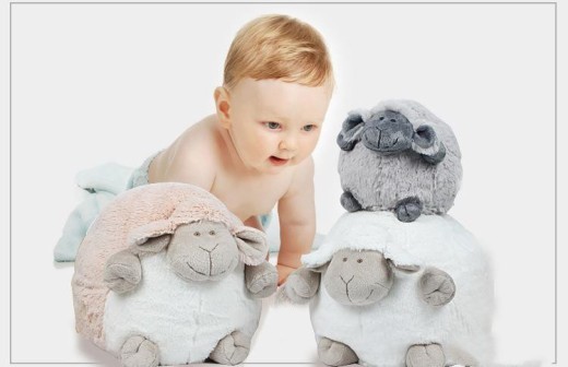 Niños durmiendo con muñecos de peluche