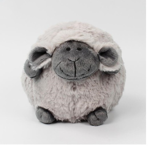 Niños durmiendo con muñecos de peluche