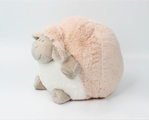 Niños durmiendo con muñecos de peluche