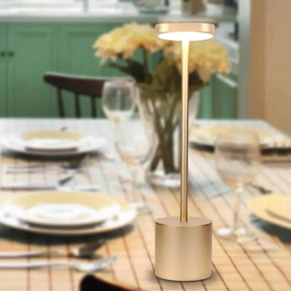 Lámpara de mesa LED con protección ocular de metal para bar de hotel.