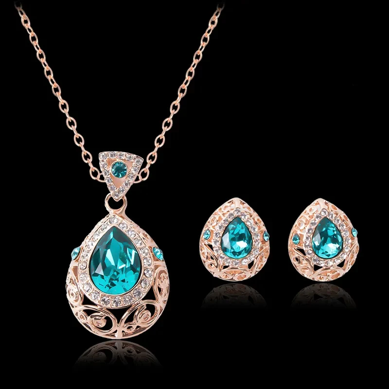 Conjunto de joyas con patrón hueco