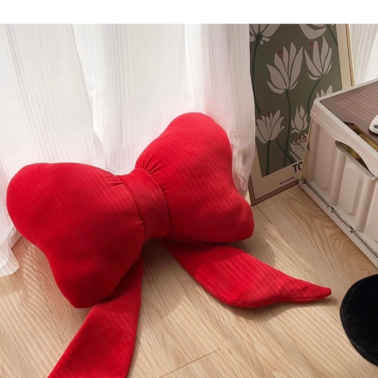 Decoración de habitación con almohada de lazo rojo