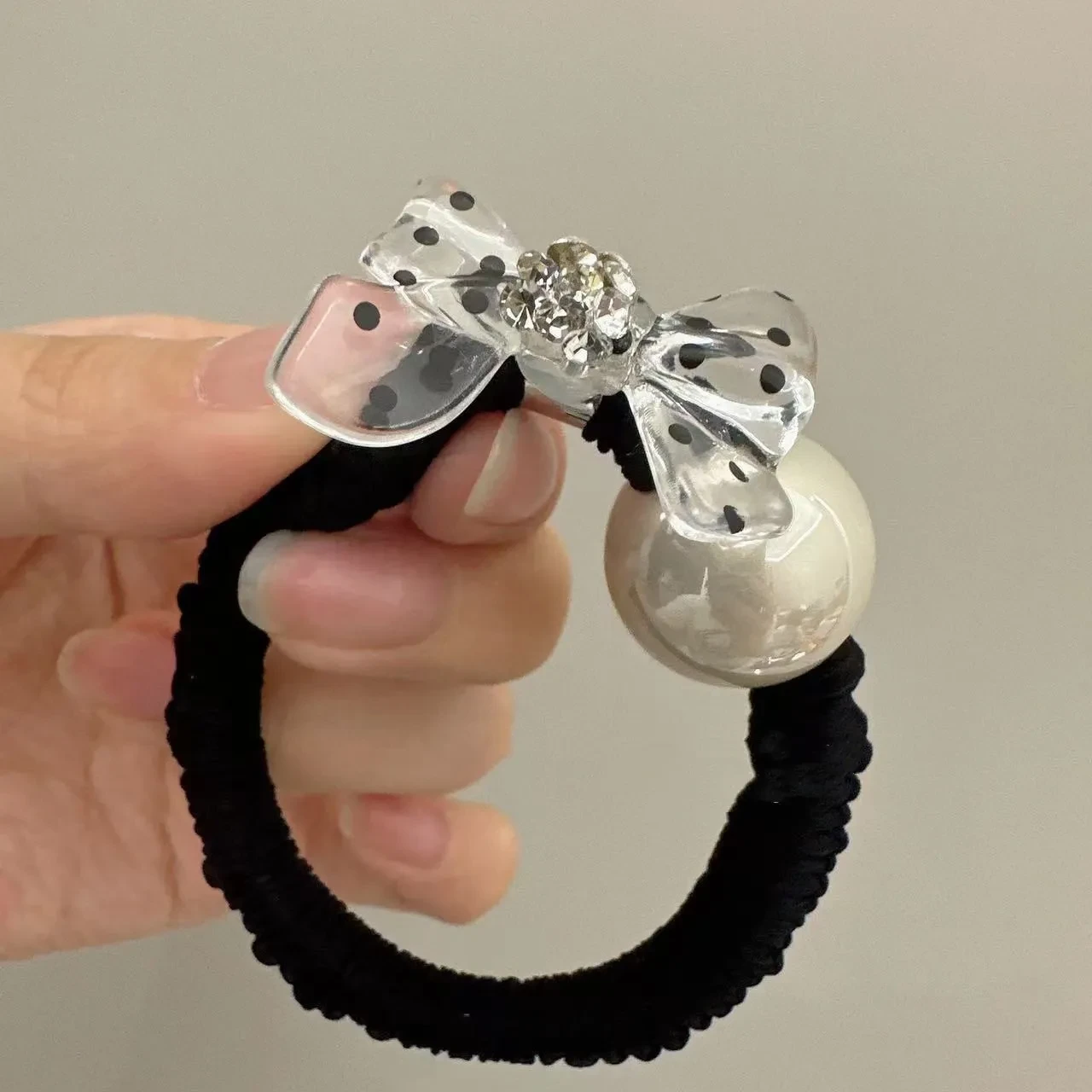 Diadema de perlas con lazo transparente