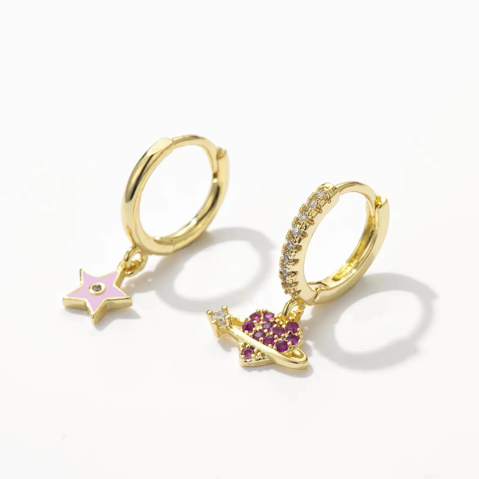 Pendientes coloridos de amor con cielo estrellado
