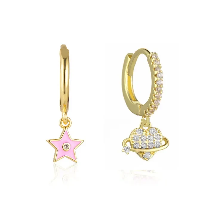 Pendientes coloridos de amor con cielo estrellado