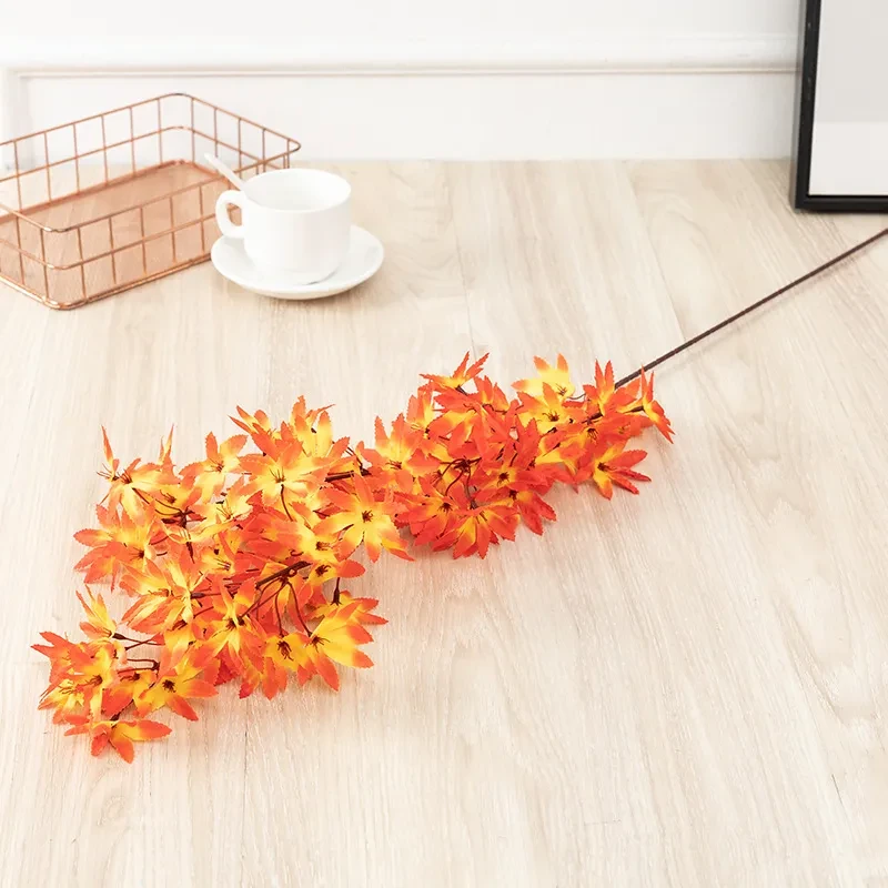 Decoración para fiesta de Halloween con hoja de arce roja