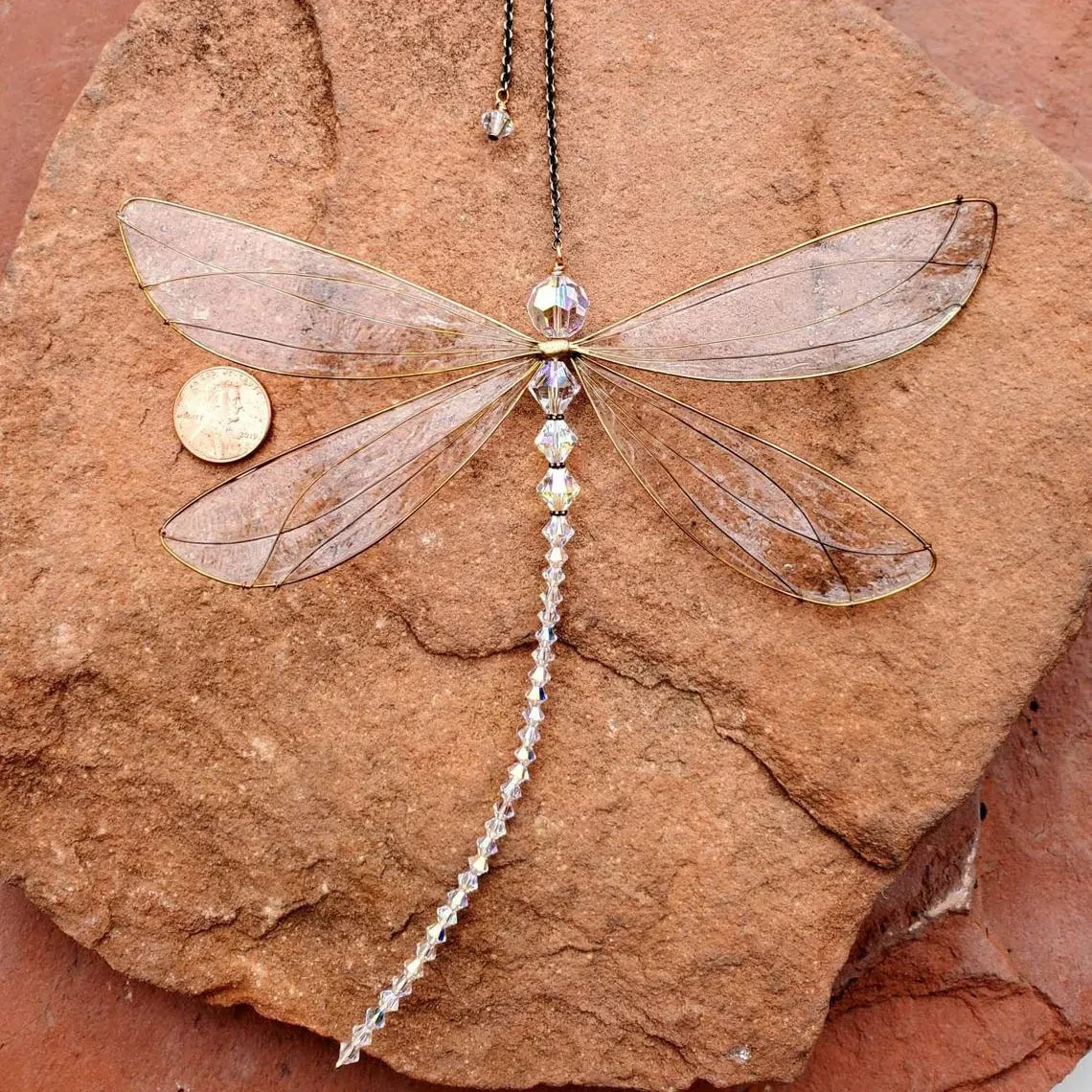 Atrapasueños de cristal con forma de libélula para colgar en el jardín o en una boda.
