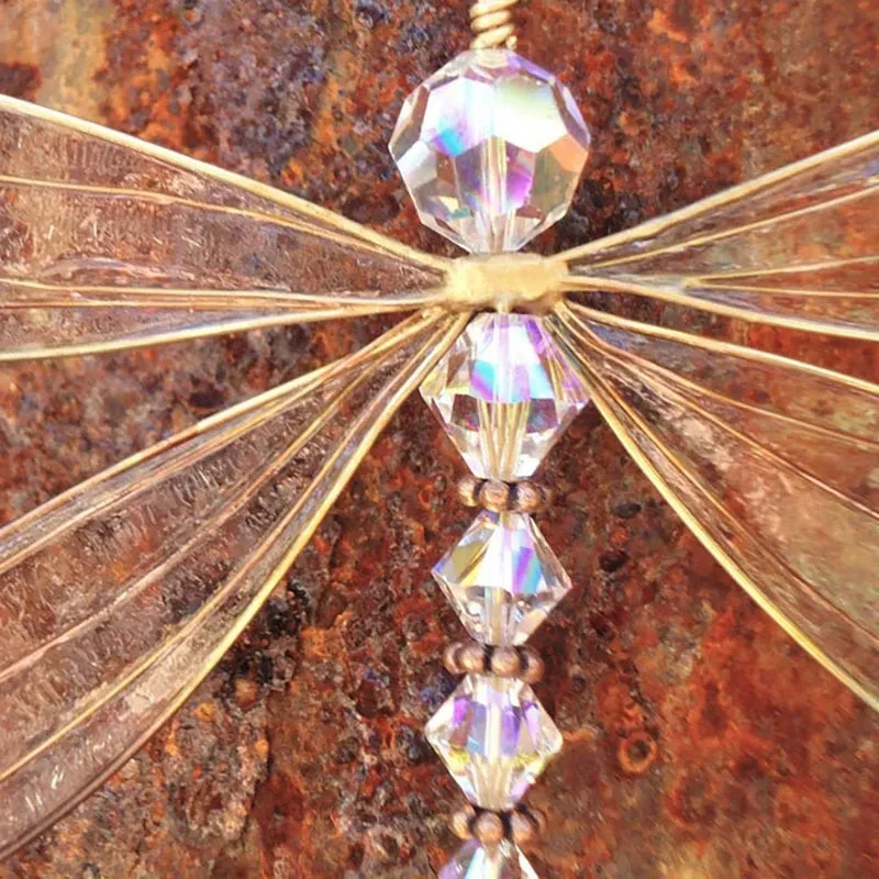 Atrapasueños de cristal con forma de libélula para colgar en el jardín o en una boda.