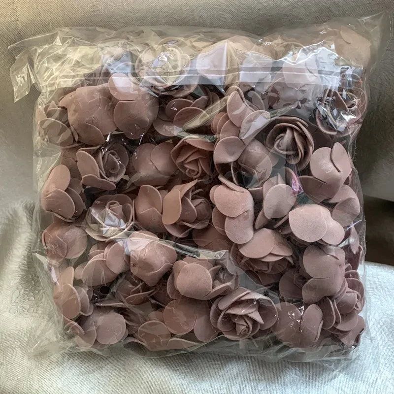 Caja de regalo con rosas de espuma y flores artificiales para bodas.