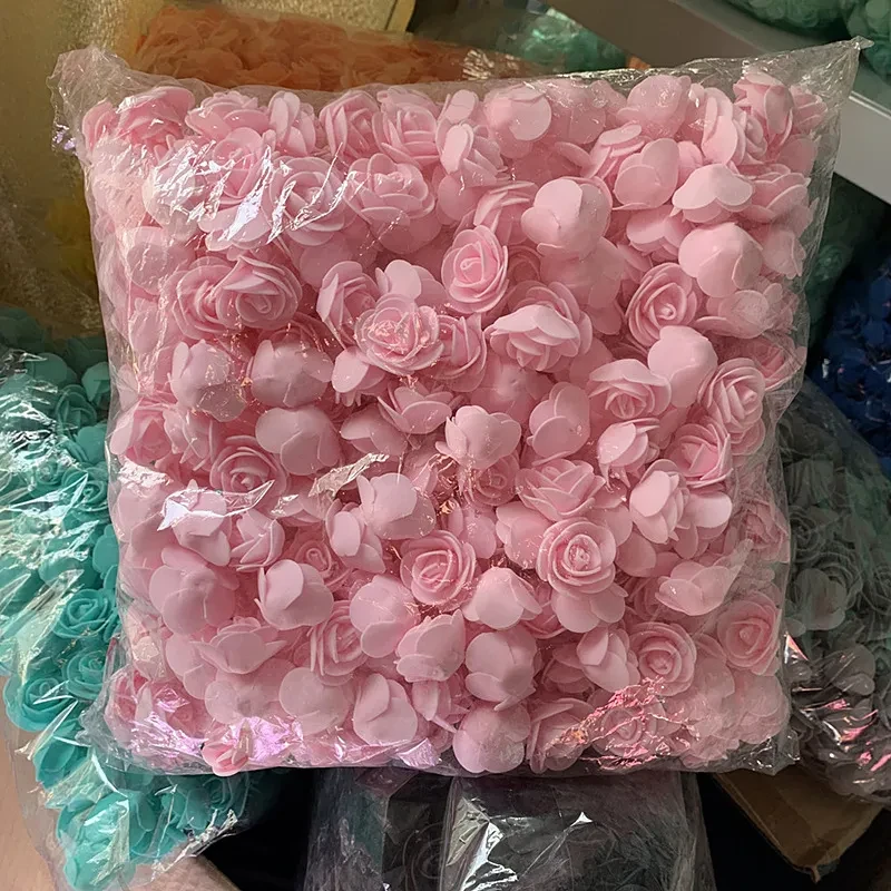 Caja de regalo con rosas de espuma y flores artificiales para bodas.