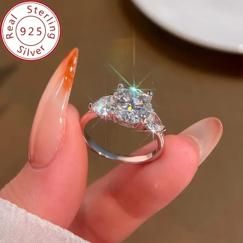 Elegante anillo de compromiso de moissanita de 3 quilates en plata de ley 925. Lujosa alianza nupcial con temática navideña. Regalo de joyería fina para San Valentín, boda y aniversario. Elegancia atemporal para mujer.