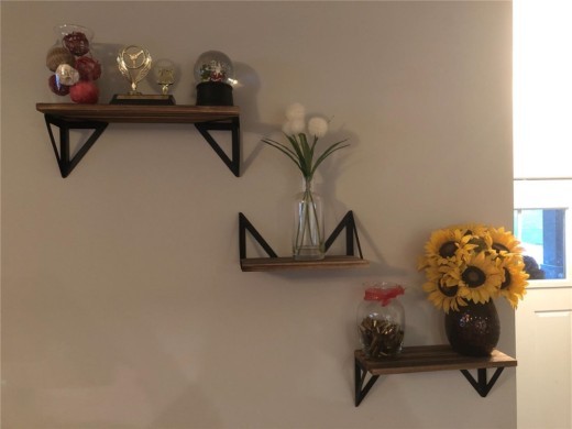 Estante flotante de pared de estilo rústico con marco de madera y hierro triangular de 3 piezas.