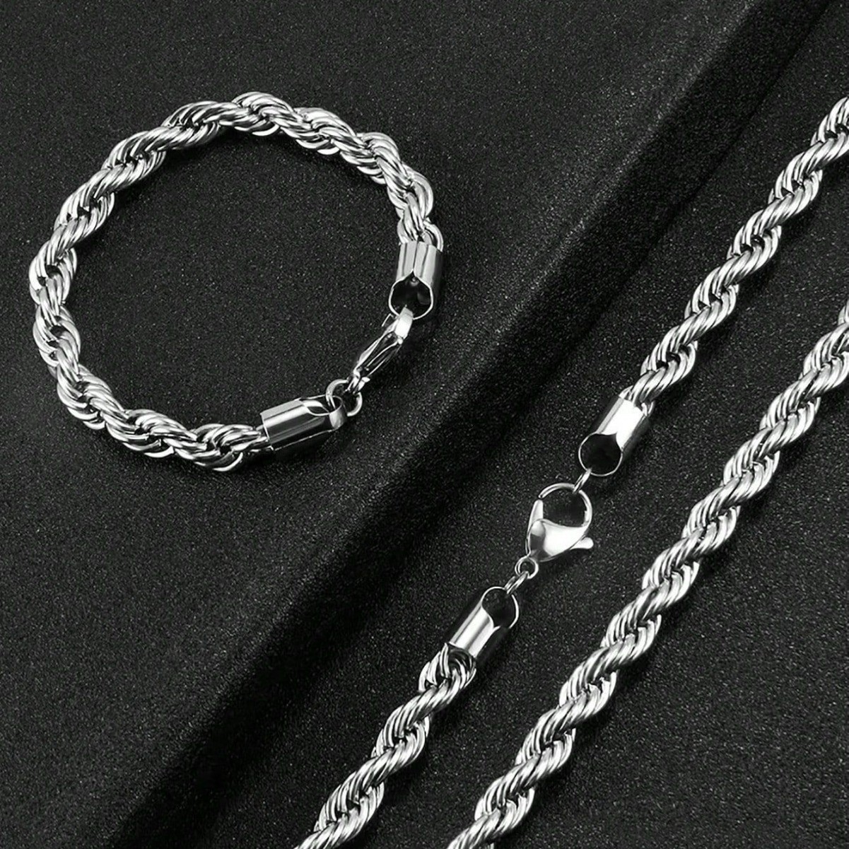 Conjunto de 2 collares y pulseras de cadena torcida con elegantes accesorios a juego.