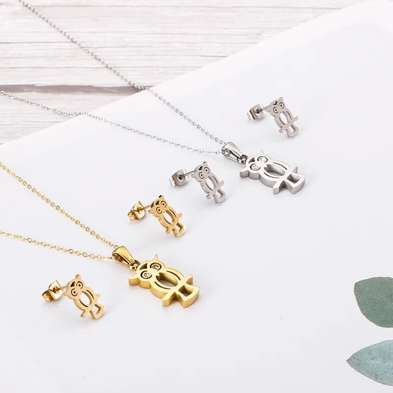 Conjunto de collar y pendientes de acero inoxidable con forma de búho