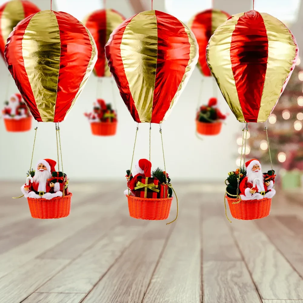 Decoración navideña con globo aerostático y atmósfera de techo