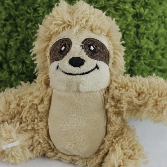 Lindos juguetes de peluche que chirrían y aprietan