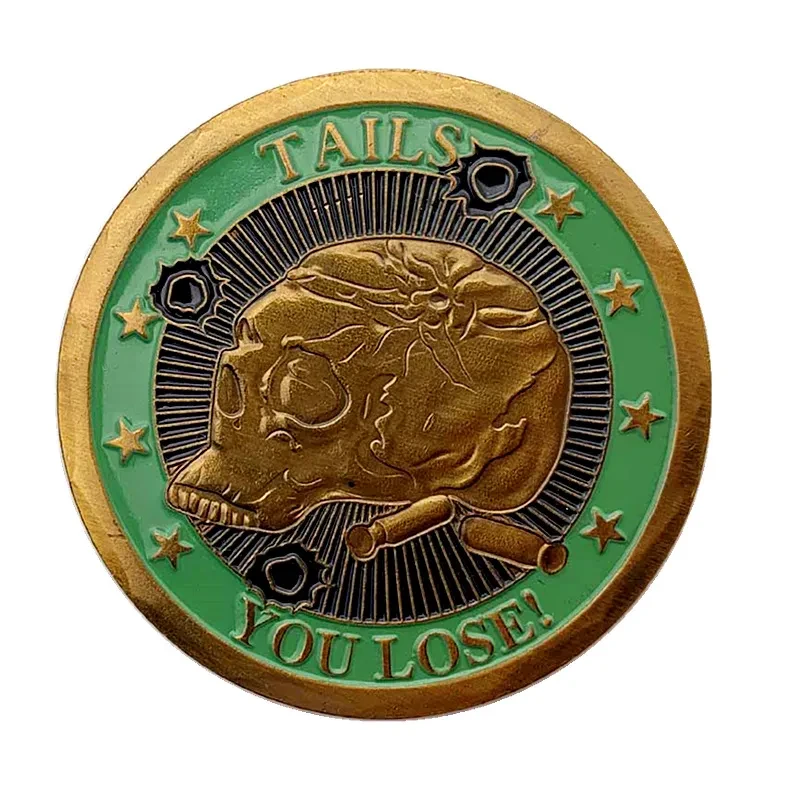 Moneda conmemorativa bañada en oro con casco de calavera