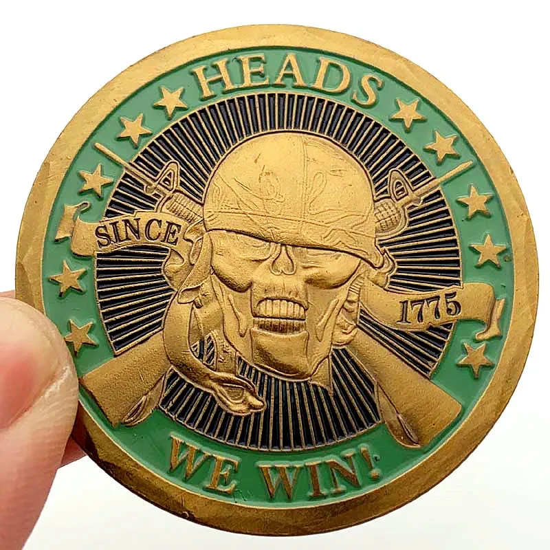 Moneda conmemorativa bañada en oro con casco de calavera