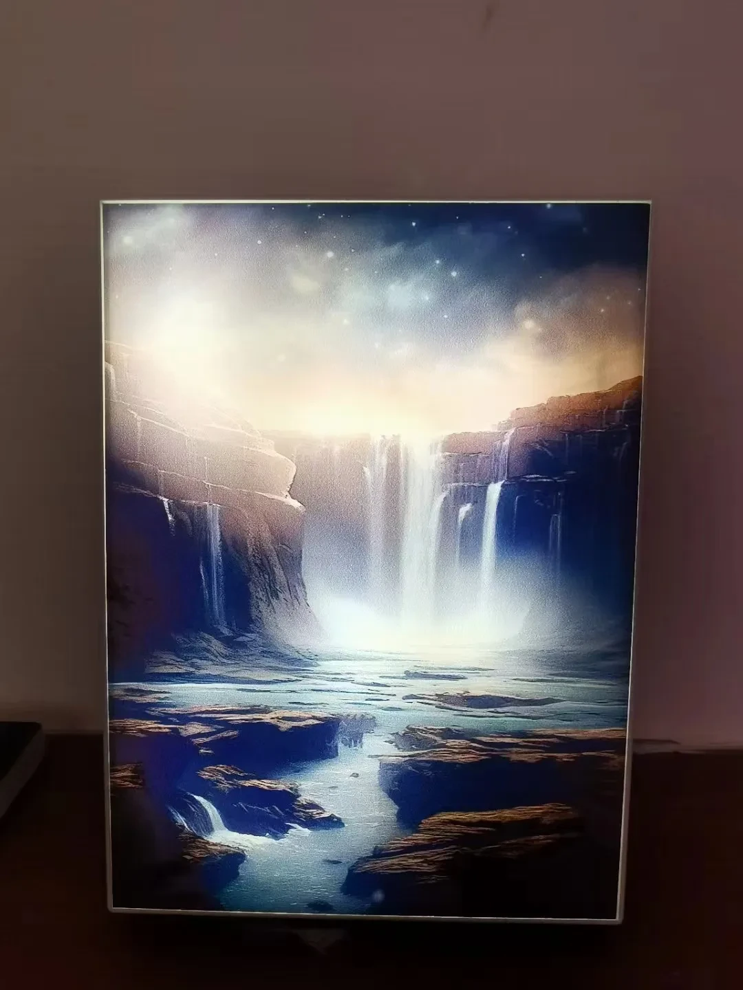 Marco de fotos decorativo con lámpara de noche pequeña