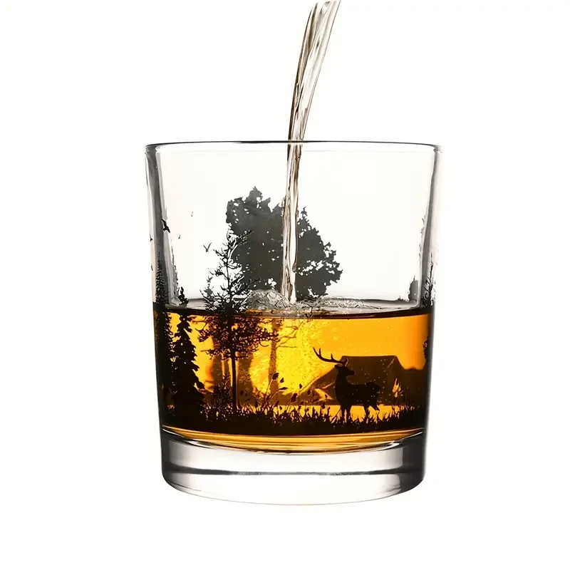 1 vaso de whisky con exquisito paisaje forestal, transparente.