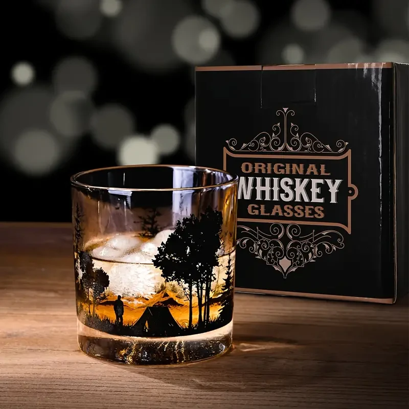 1 vaso de whisky con exquisito paisaje forestal, transparente.