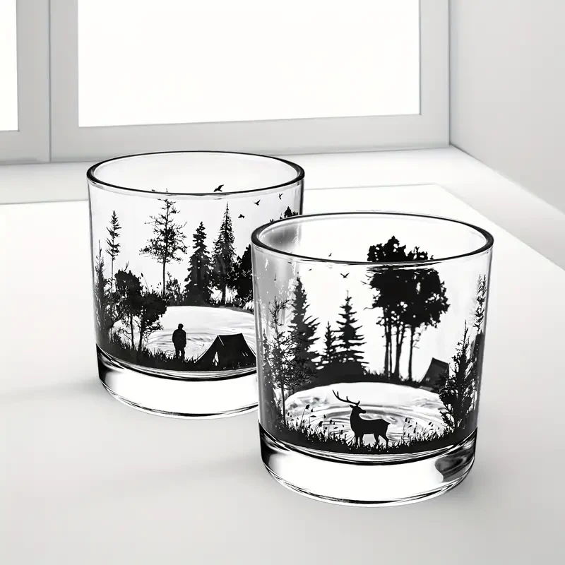 1 vaso de whisky con exquisito paisaje forestal, transparente.