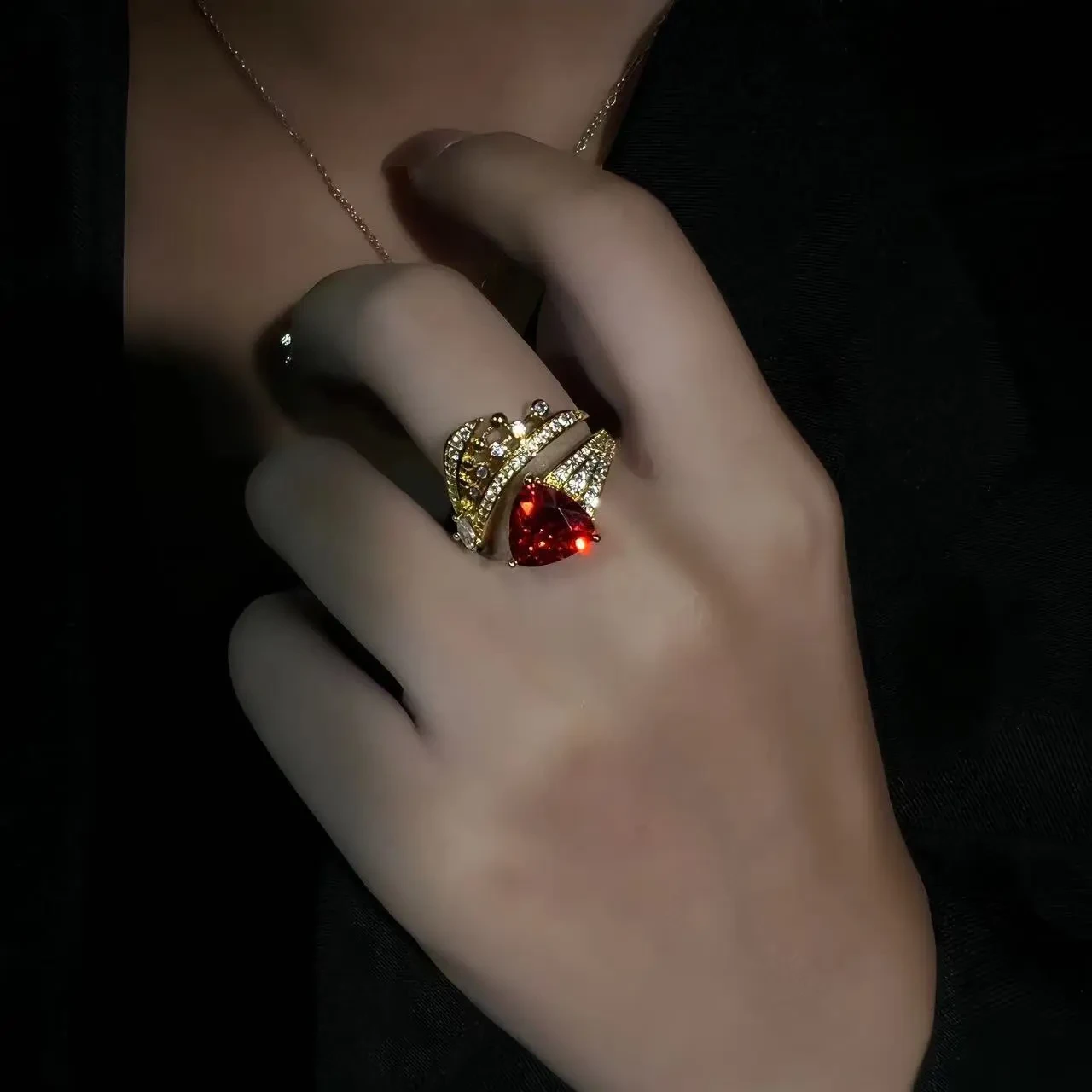 Anillo de oro con apertura roja y diamantes retro