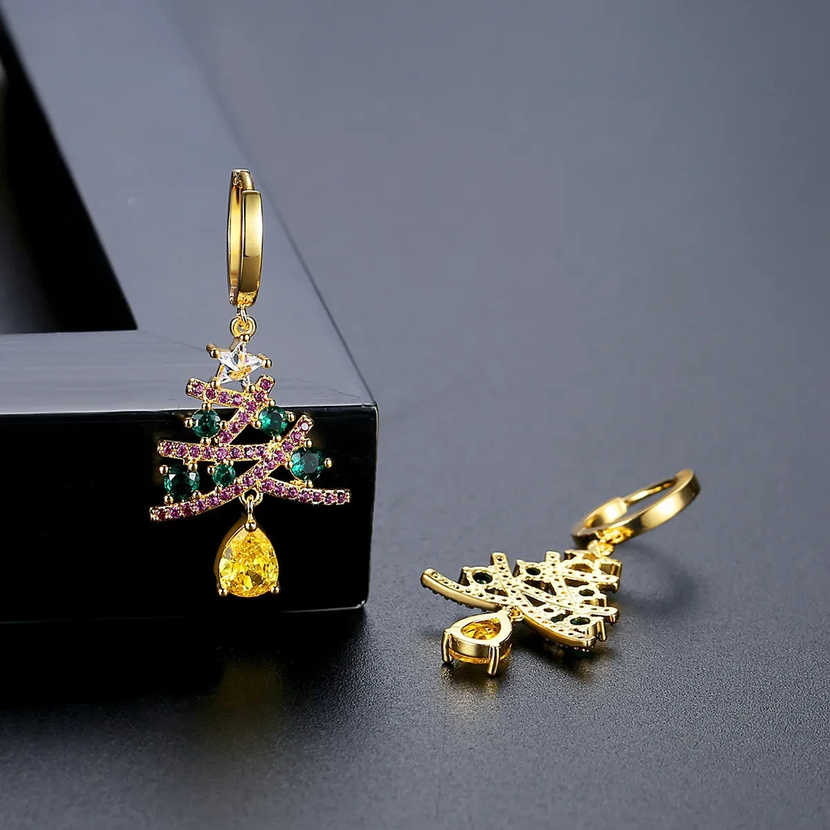 Pendientes de árbol de Navidad brillante
