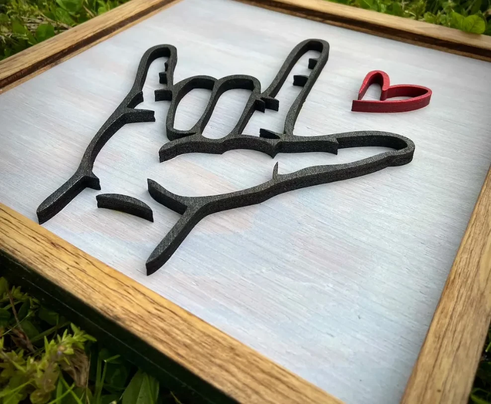 Marco de fotos de madera con texto "Te amo" en lenguaje de señas