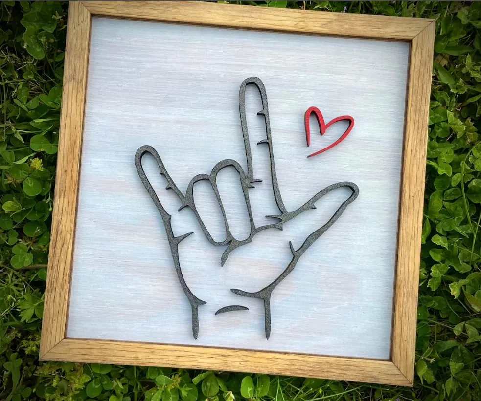 Marco de fotos de madera con texto "Te amo" en lenguaje de señas
