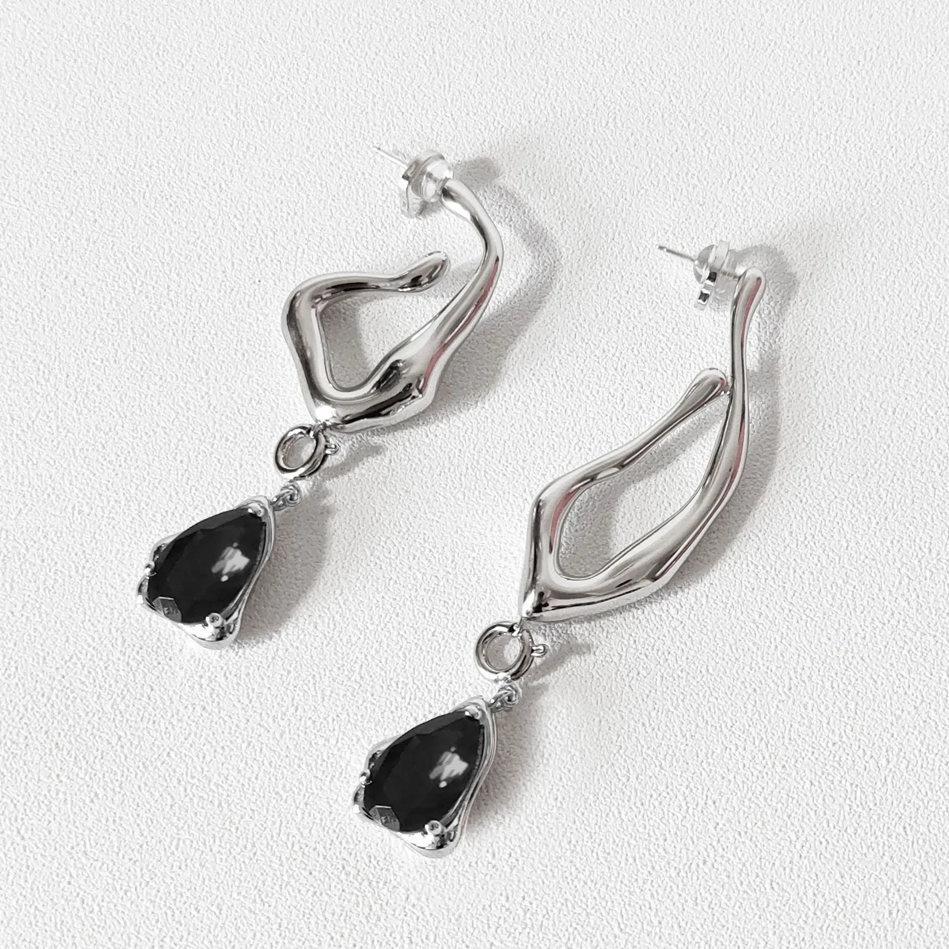 Elegantes pendientes largos de rubí para mujer
