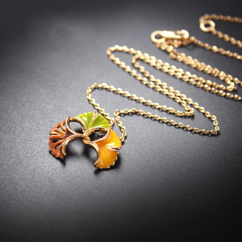 Collar elegante y fresco con elementos de hoja de ginkgo y esmaltado dorado