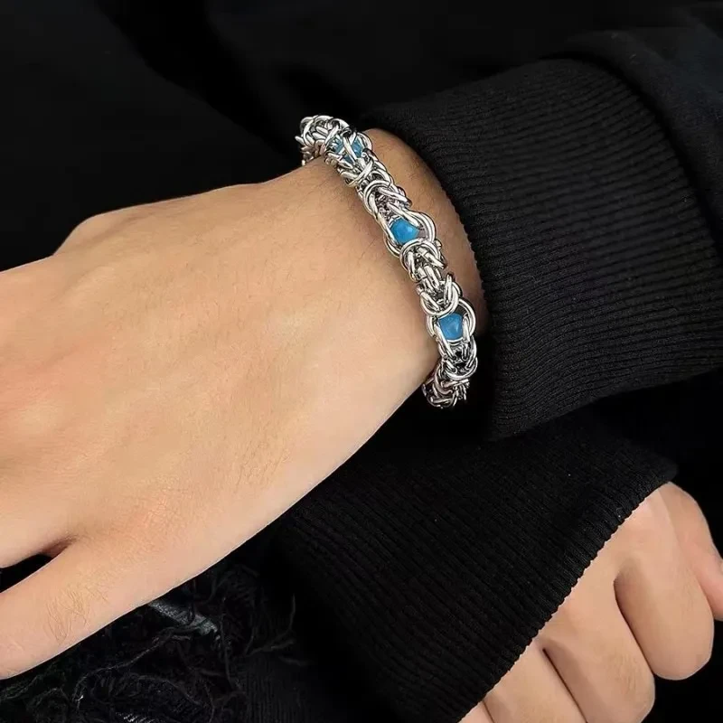 Pulsera de metal pesado con diseño avanzado de cuentas azules Klein para mujer