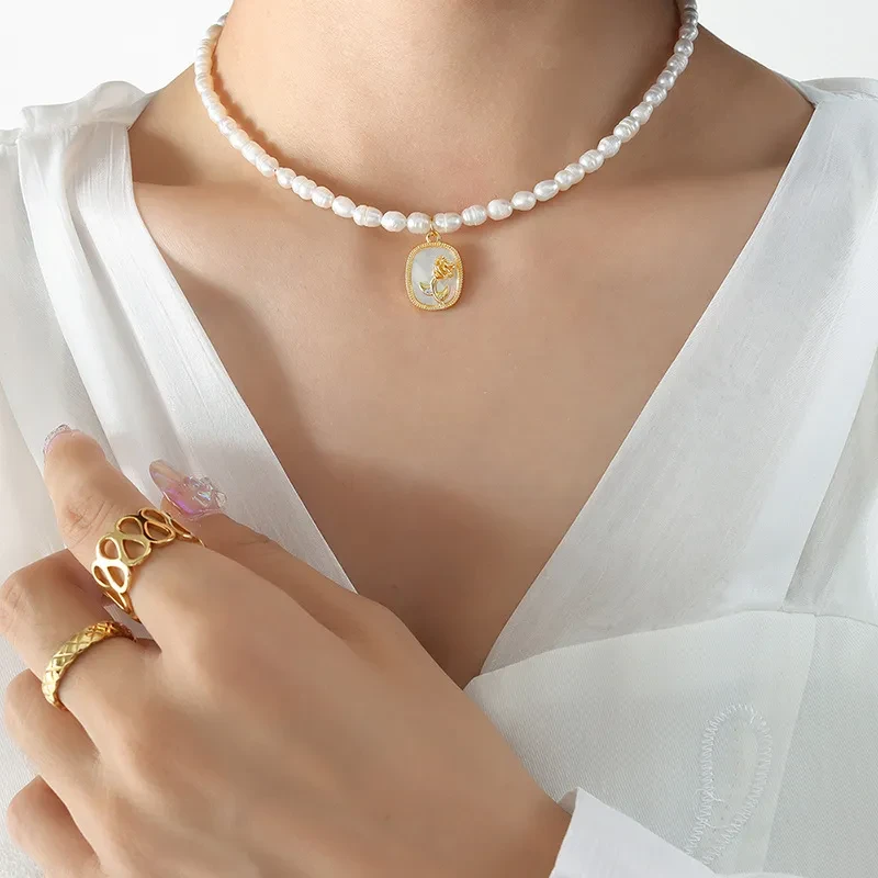 Collar con cadena de perlas de agua dulce ovalada con incrustaciones de circonitas de color y flor en relieve.