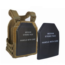 Chaleco táctico forrado con placas de soporte delanteras y traseras y solapas protectoras huecas.