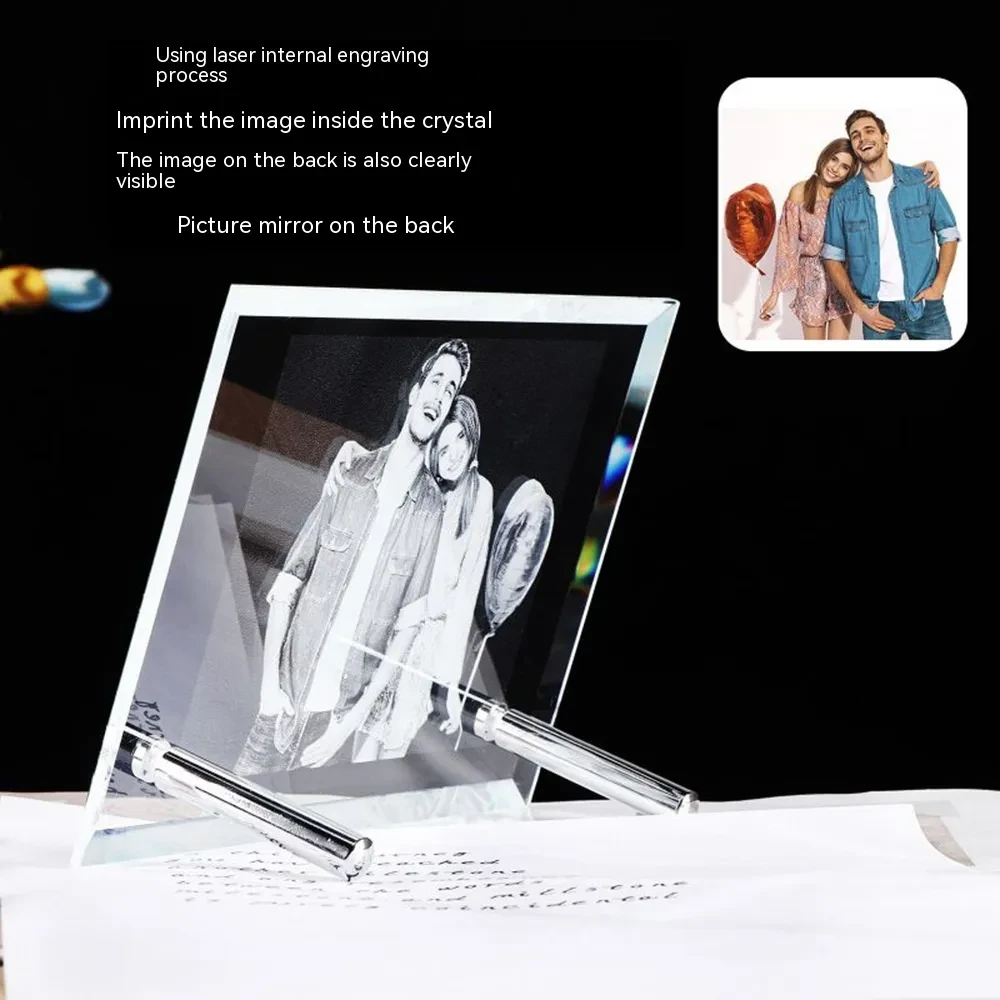 Marco de fotos de cristal K9 grabado con láser sobre la mesa