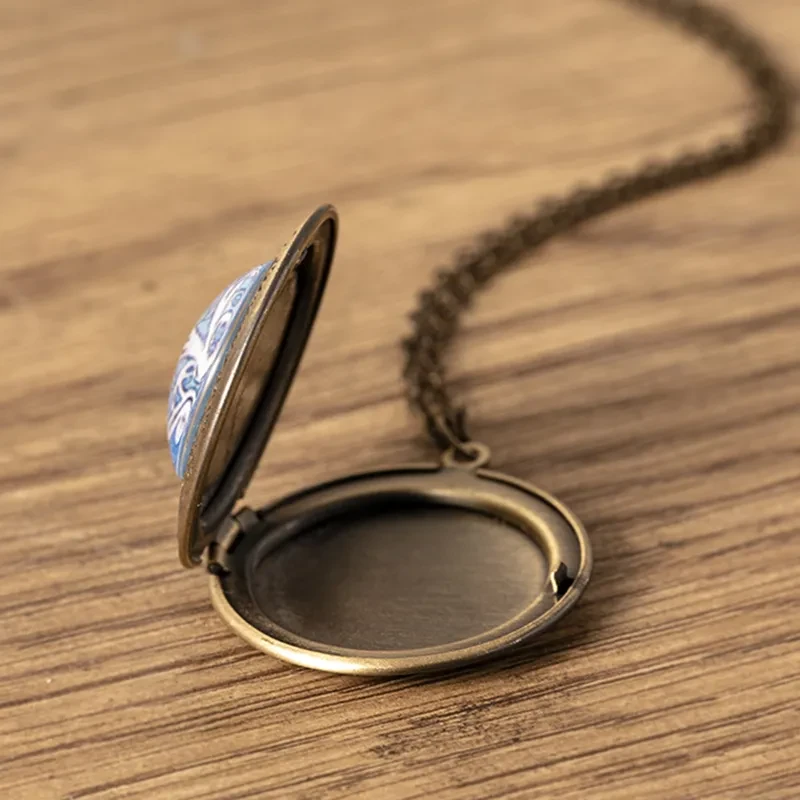 Collar con medallón y marco de fotos de oro antiguo con el árbol de la vida vintage