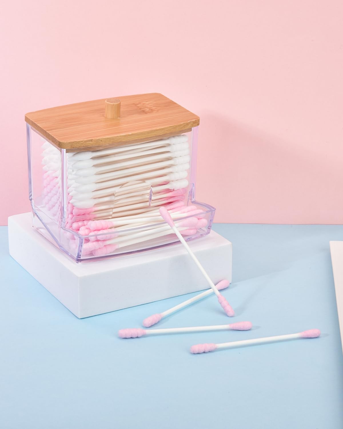 Dispensador de plástico transparente con tapa de bambú para hisopos de algodón