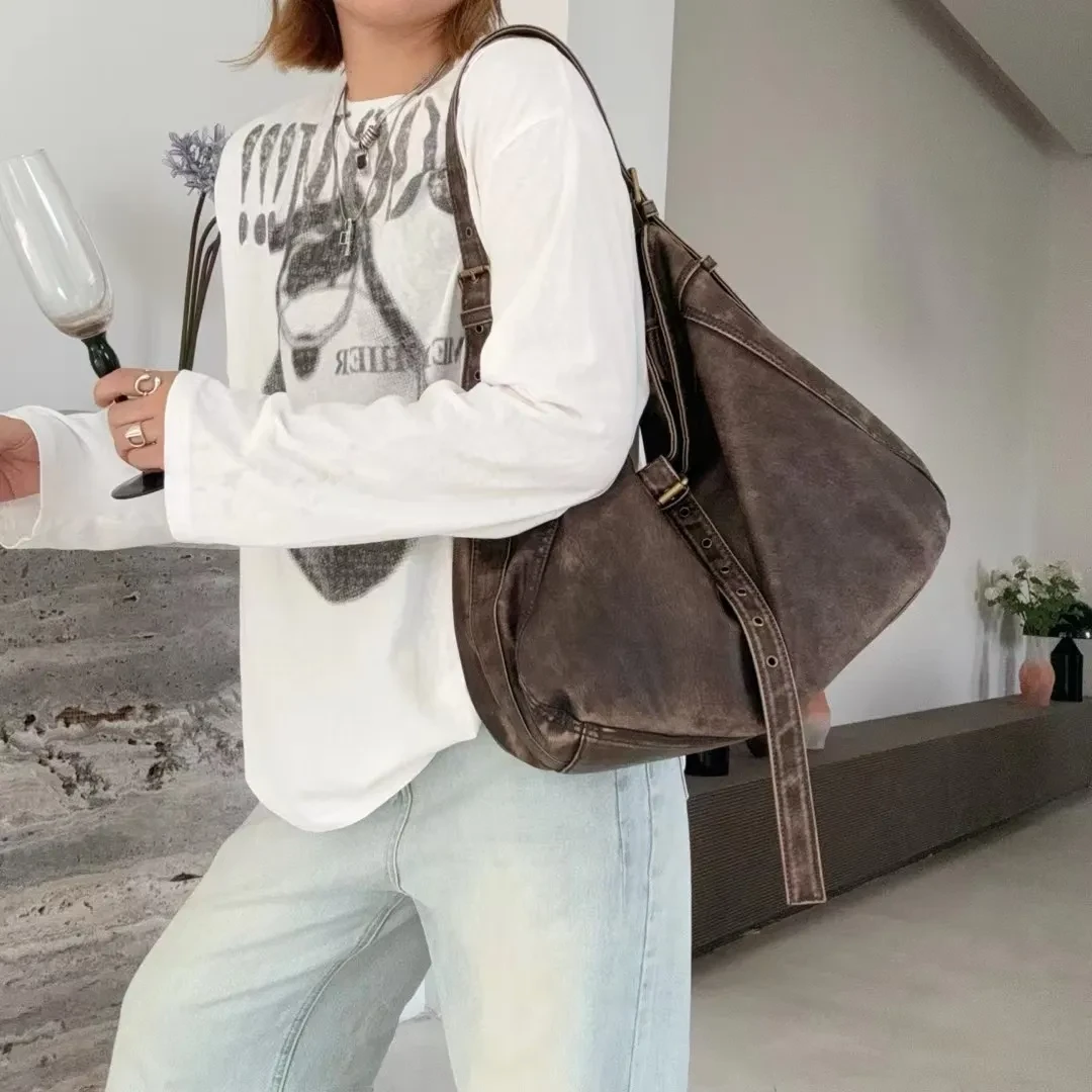 Bolso bandolera informal de gran capacidad con hebilla de cinturón para llevar debajo del brazo