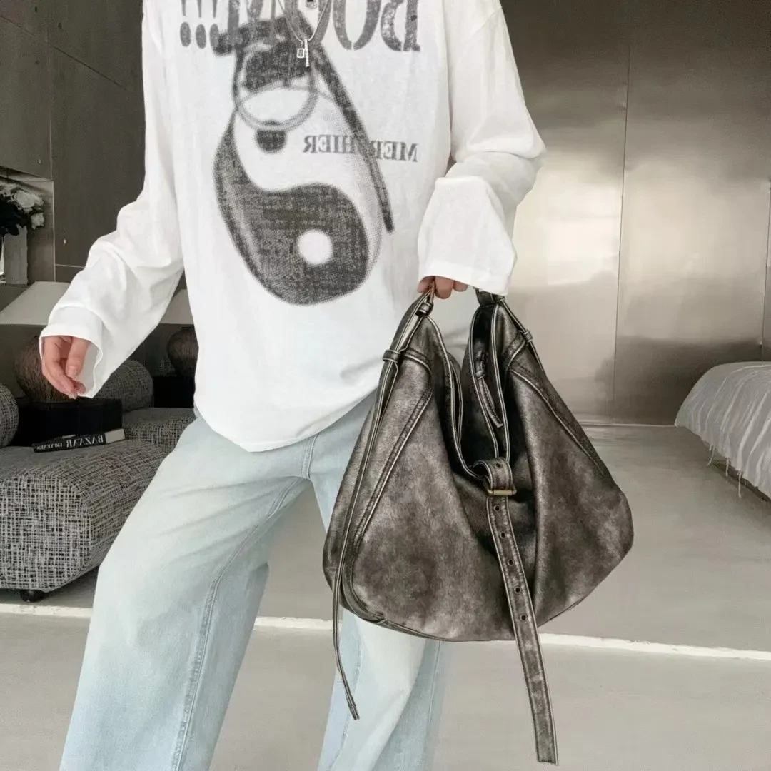 Bolso bandolera informal de gran capacidad con hebilla de cinturón para llevar debajo del brazo